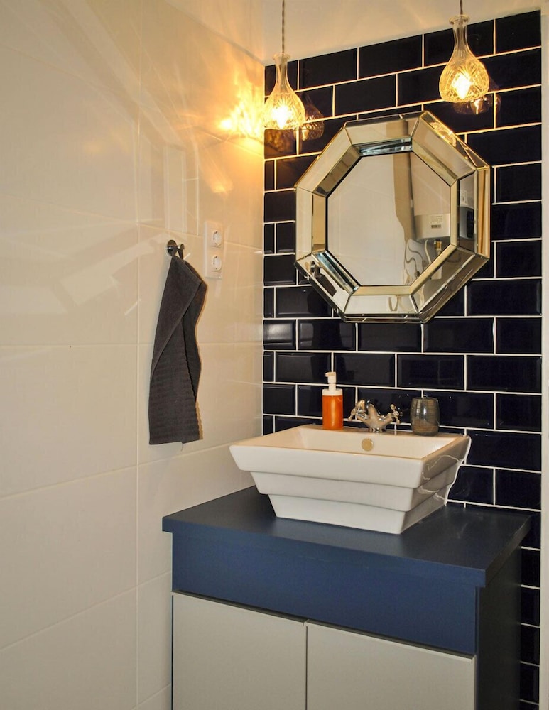 Bathroom sink