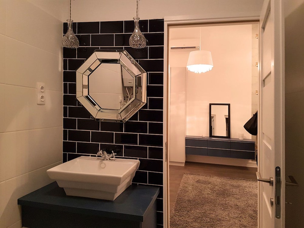 Bathroom sink