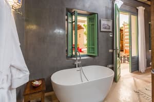 thumbnail: Deep soaking bathtub
