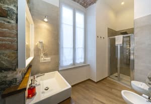 thumbnail: Bathroom amenities