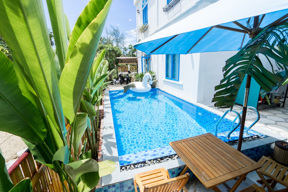 Poolside bar
