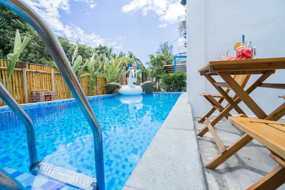 Poolside bar