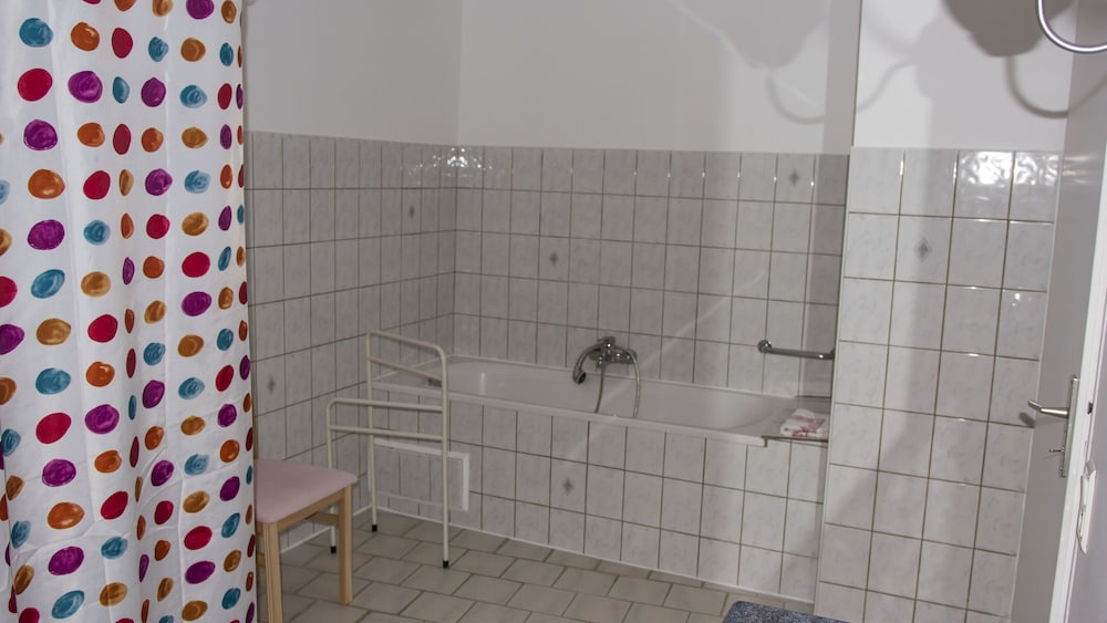 Deep soaking bathtub