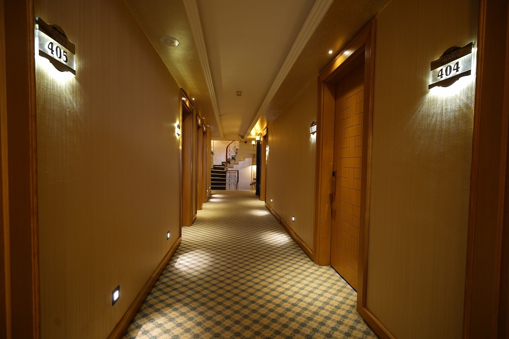 Handrails in hallways