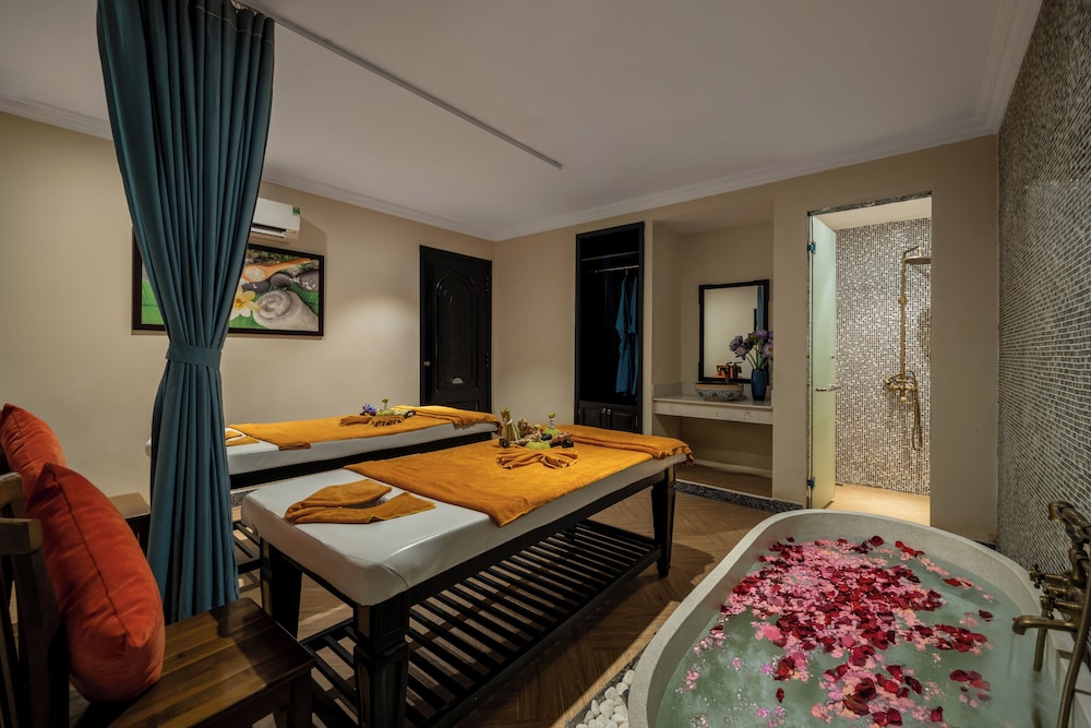 Indoor spa tub