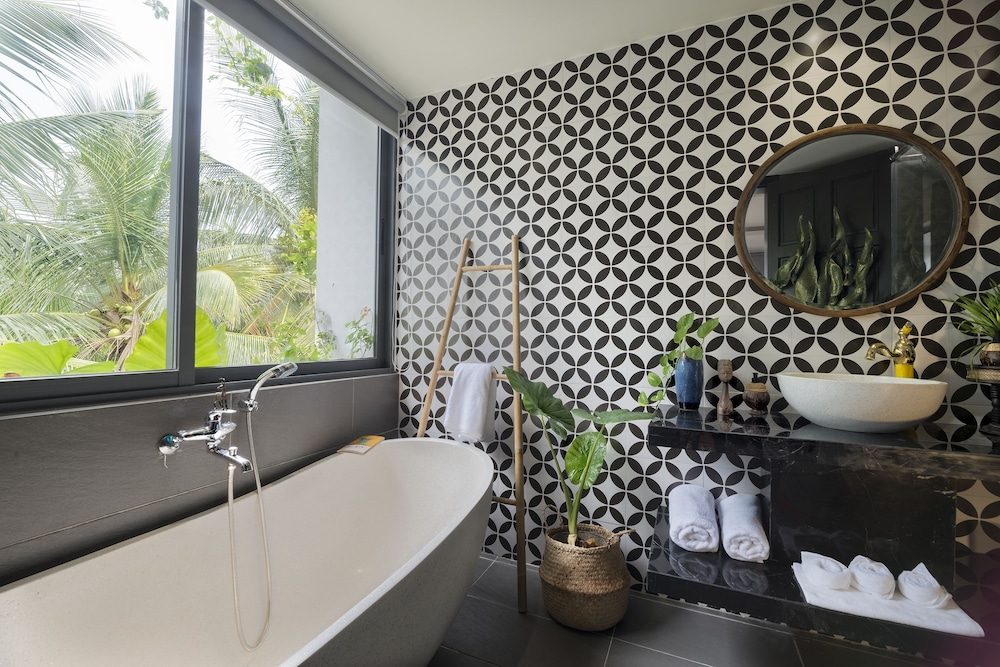 Deep soaking bathtub