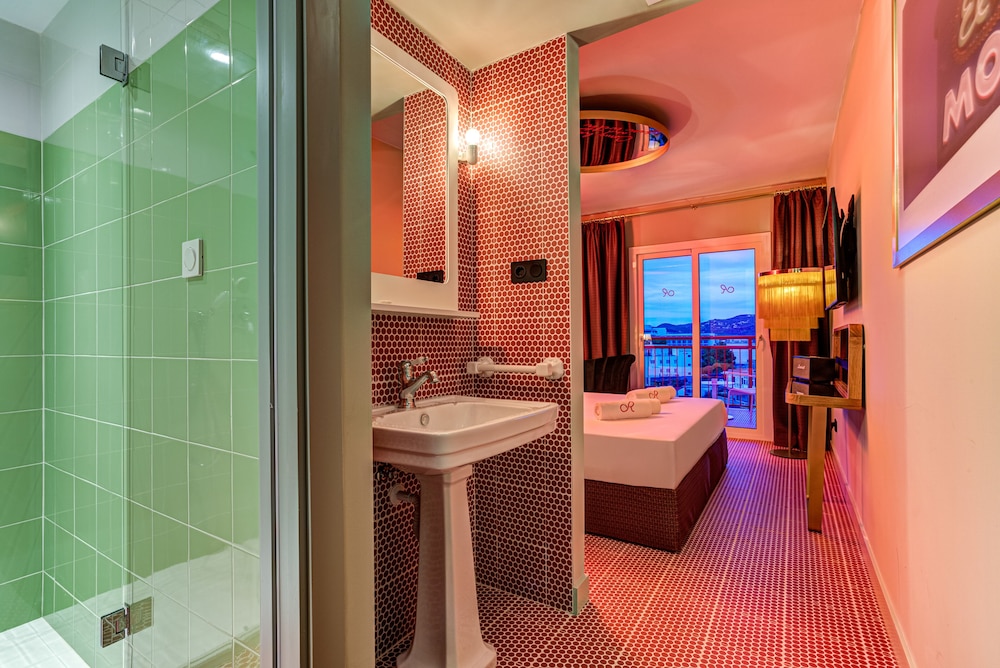 Bathroom sink