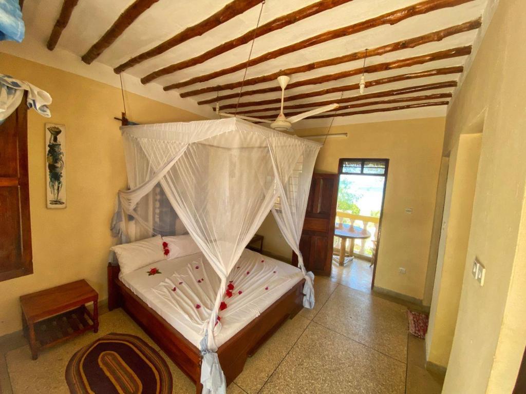 5905bfaa7bcb4344ae663c142b8edd40.jpg