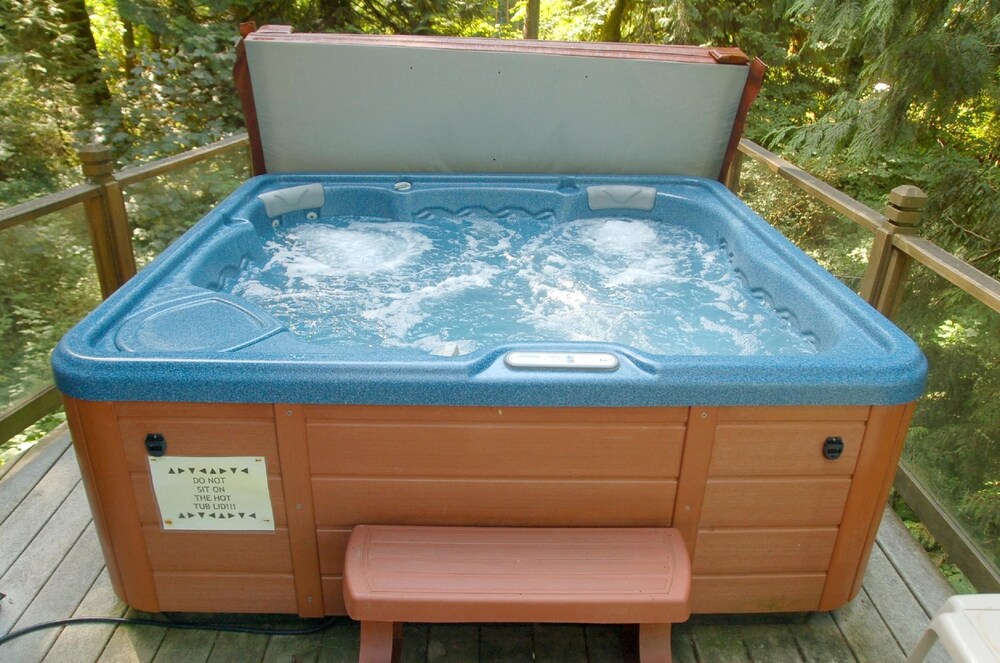 Private spa tub