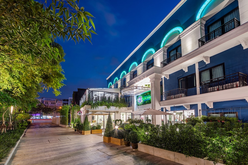 Front of property - evening/night