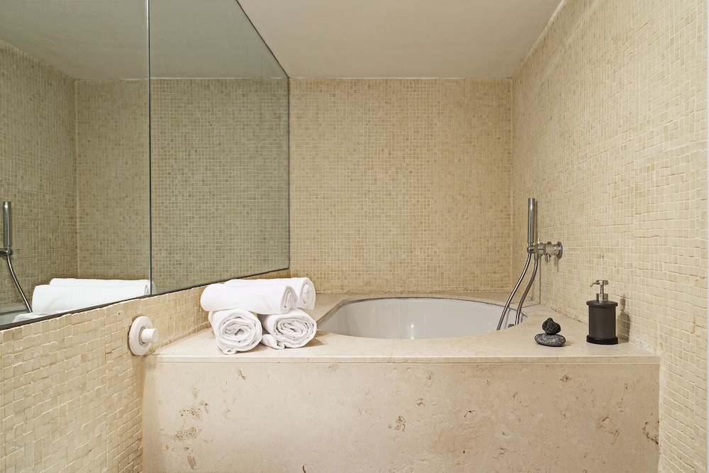 Deep soaking bathtub