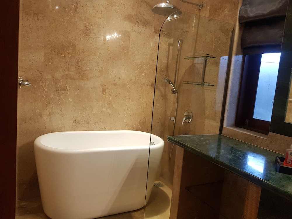 Deep soaking bathtub