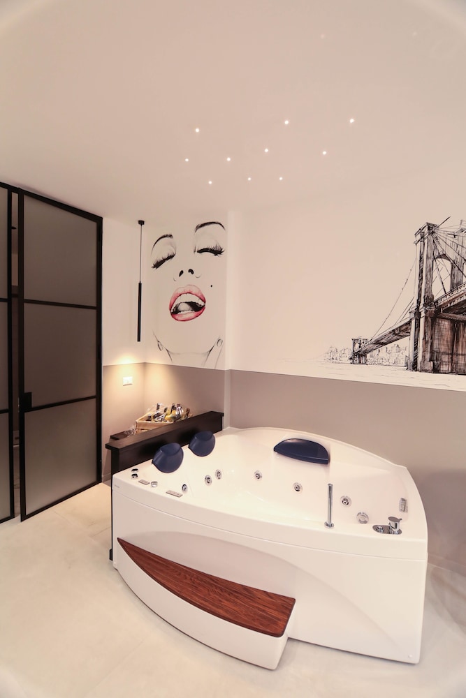 Jetted tub