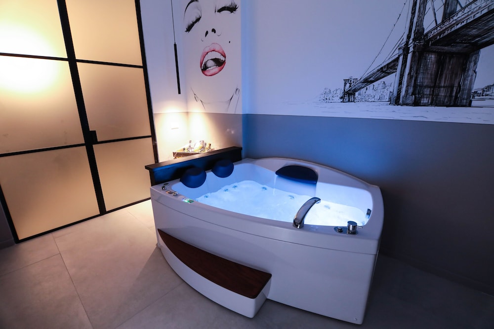 Jetted tub