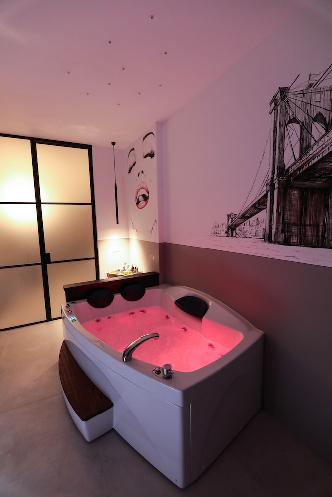 Jetted tub