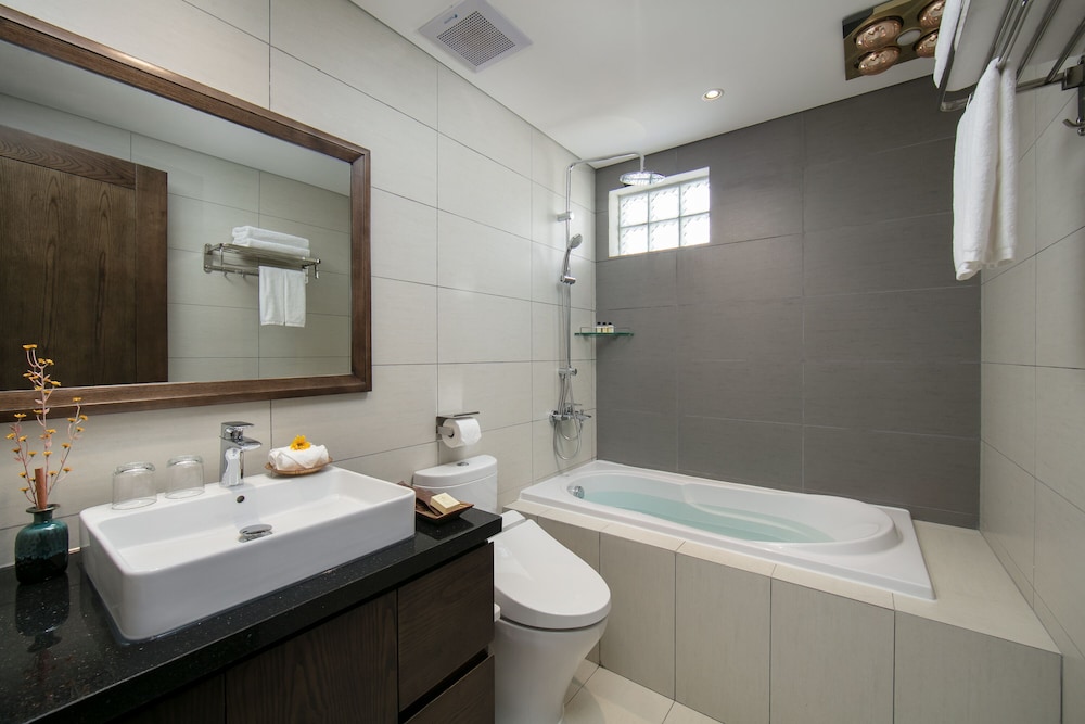 Deep soaking bathtub