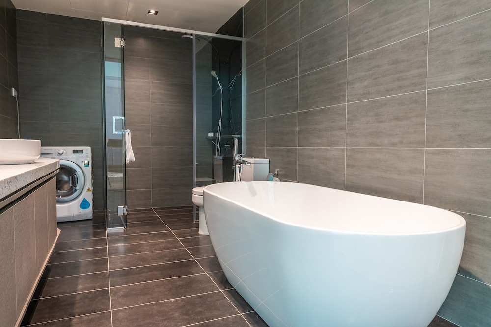 Deep soaking bathtub