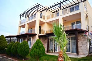thumbnail: Front of property
