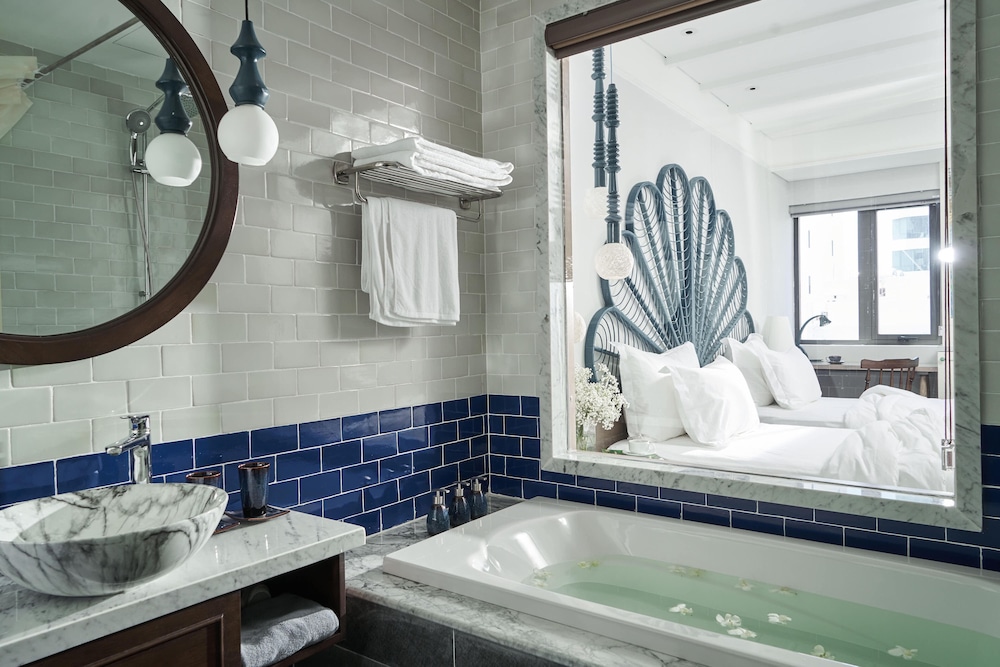 Deep soaking bathtub