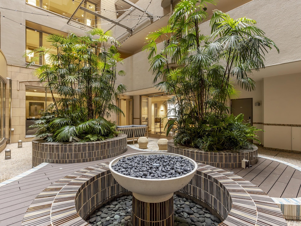 Lobby lounge