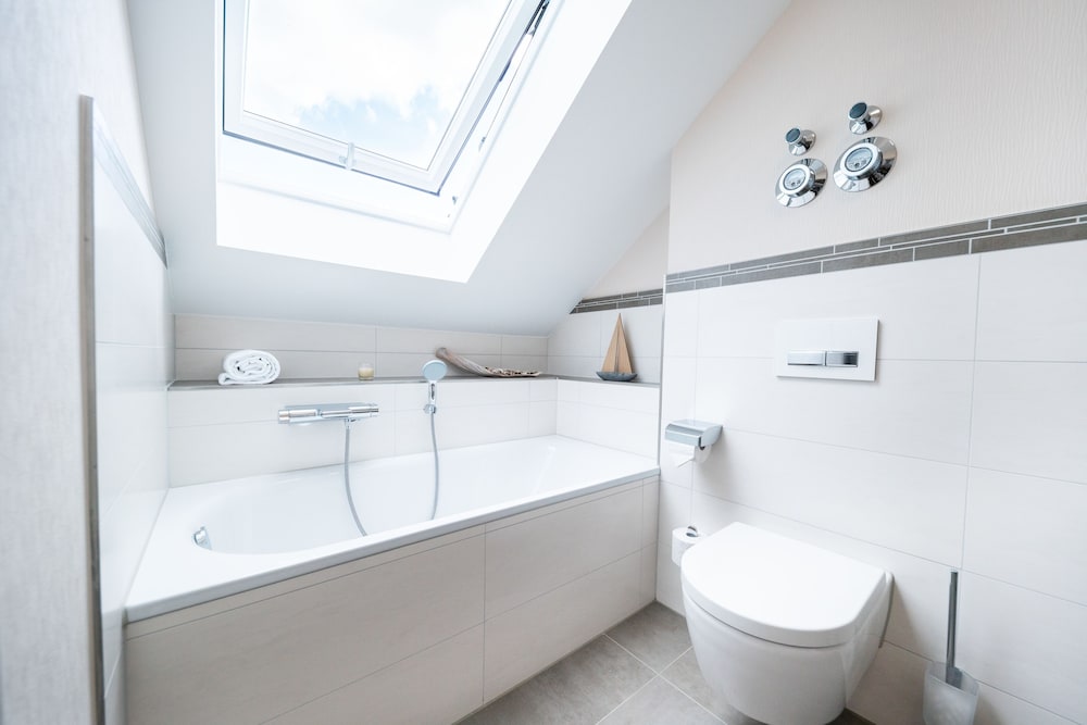 Deep soaking bathtub