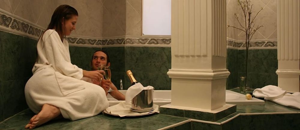 Indoor spa tub