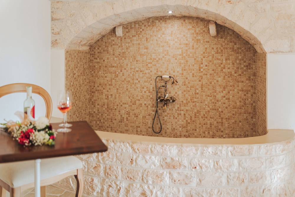 Deep soaking bathtub