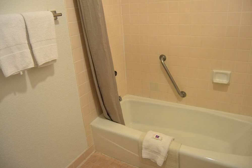 Deep soaking bathtub