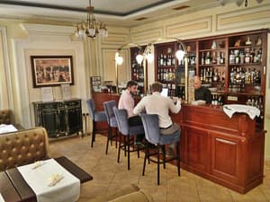 thumbnail: Bar (on property)