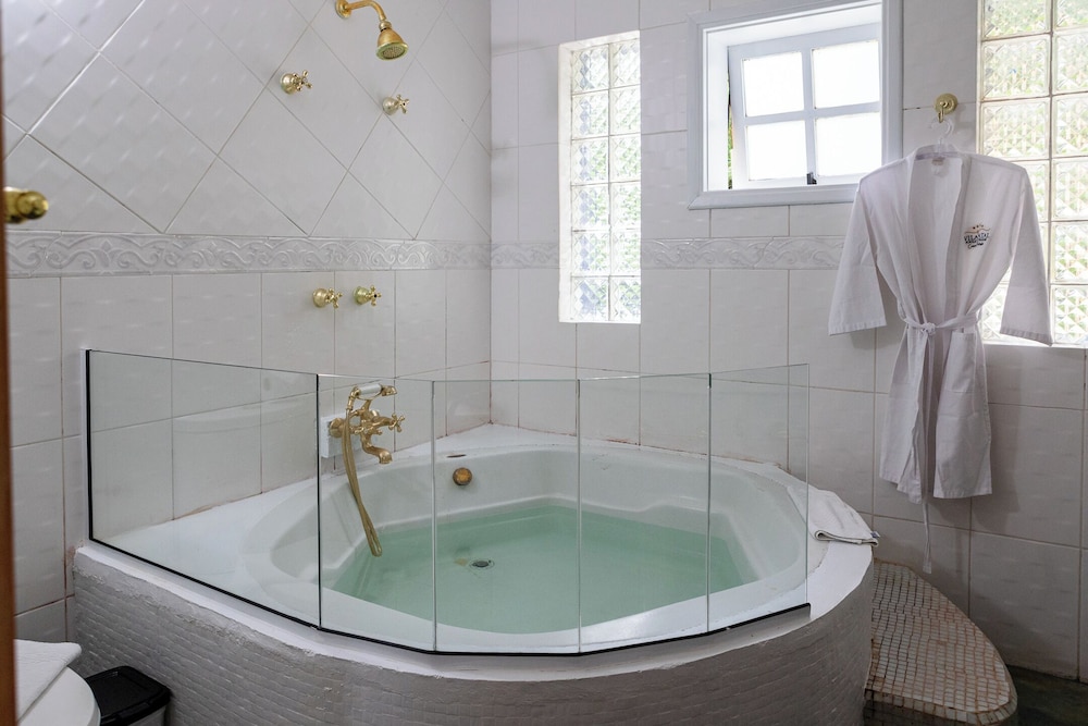 Deep soaking bathtub