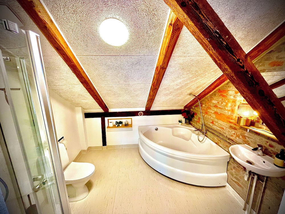 Deep soaking bathtub