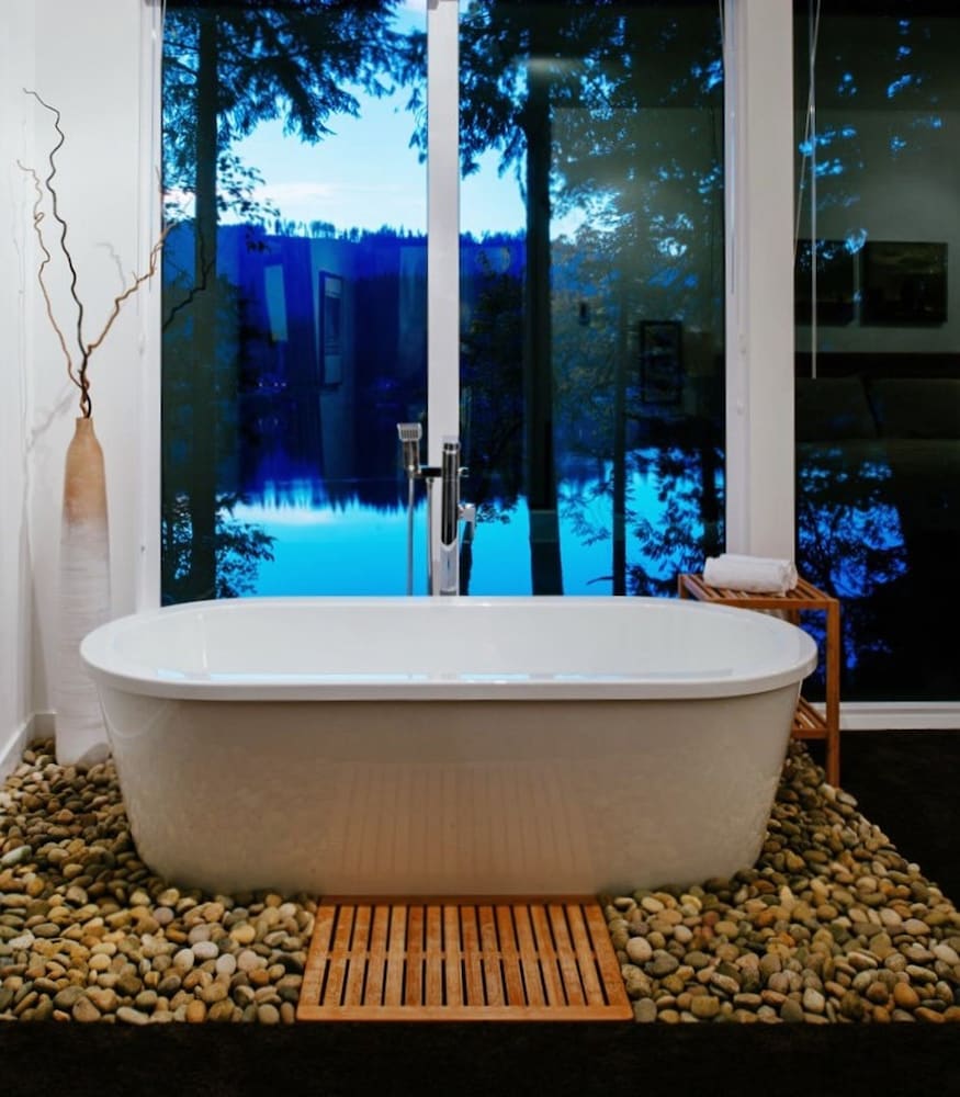 Deep soaking bathtub