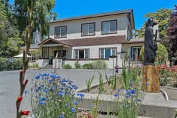 Cinnamon Bear Creekside Inn