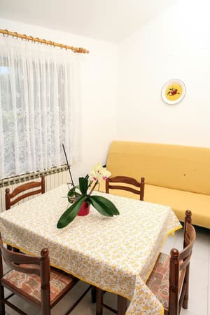 thumbnail: In-room dining