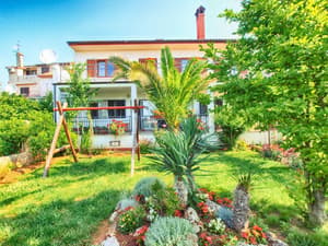 thumbnail: Front of property