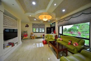 thumbnail: Lobby sitting area