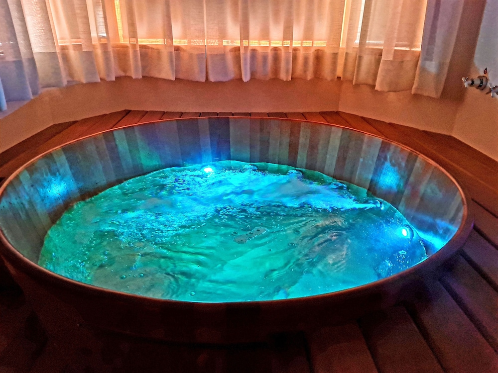 Private spa tub