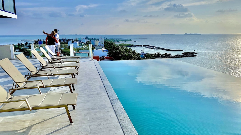 Infinity pool