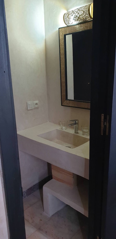 Bathroom sink