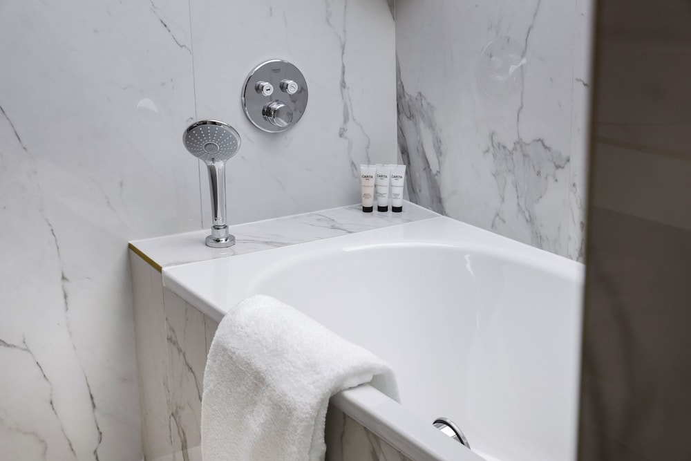 Deep soaking bathtub