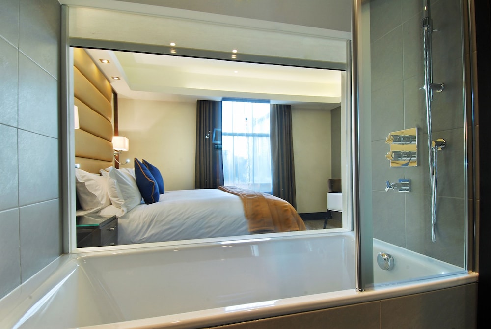 Deep soaking bathtub