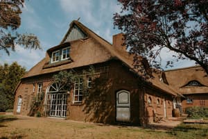 thumbnail: Exterior detail