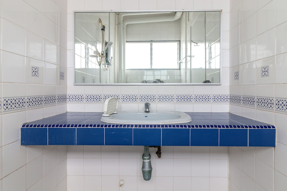 Bathroom sink