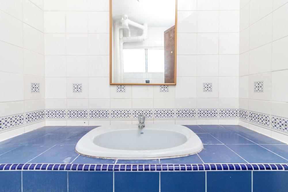 Bathroom sink