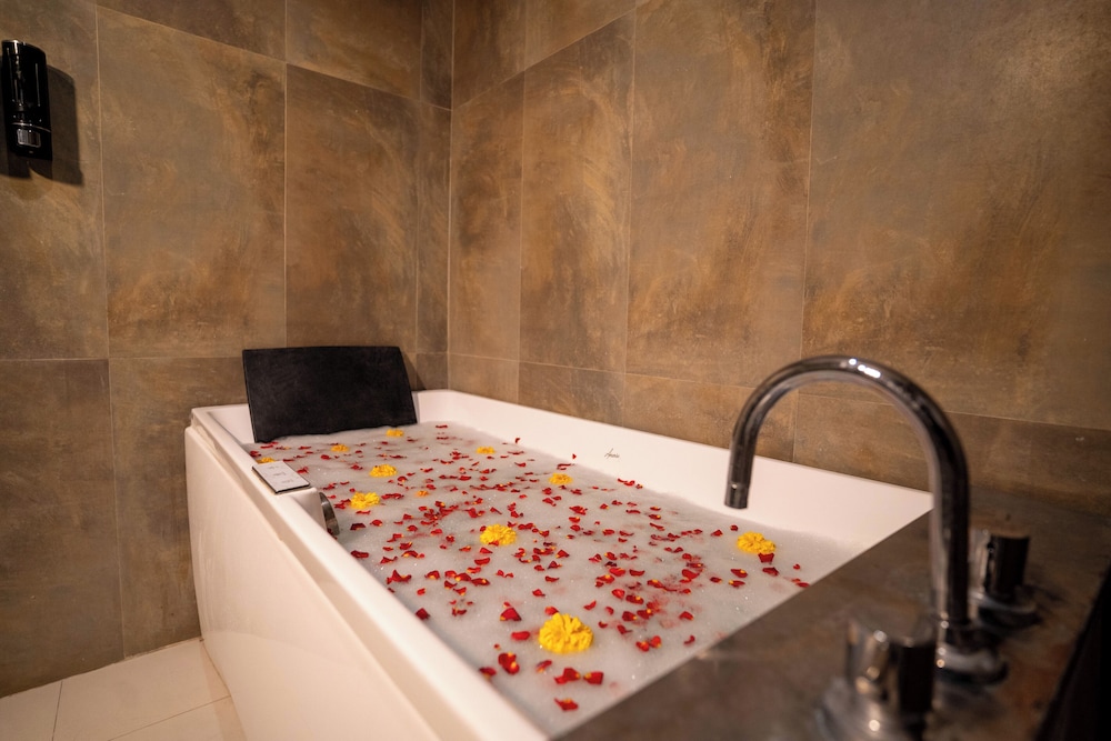 Private spa tub