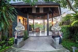 thumbnail: Front of property