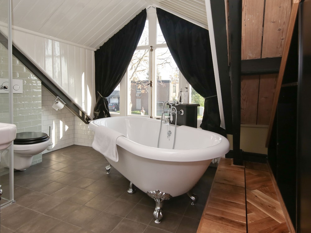 Deep soaking bathtub