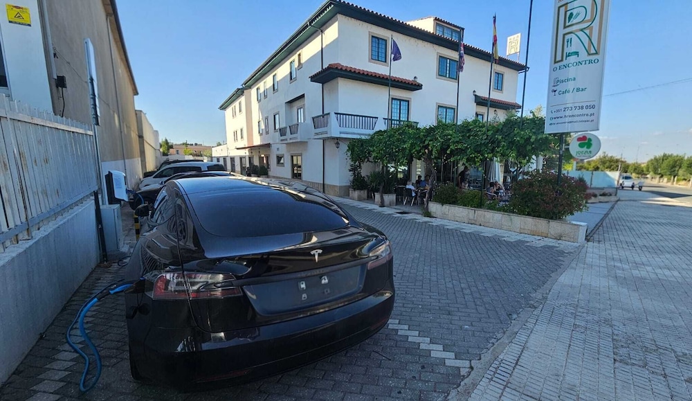 Electric vehicle charging station