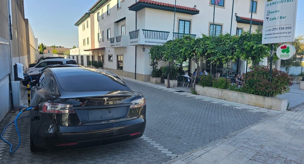 Electric vehicle charging station