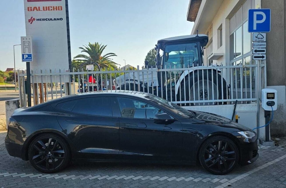 Electric vehicle charging station